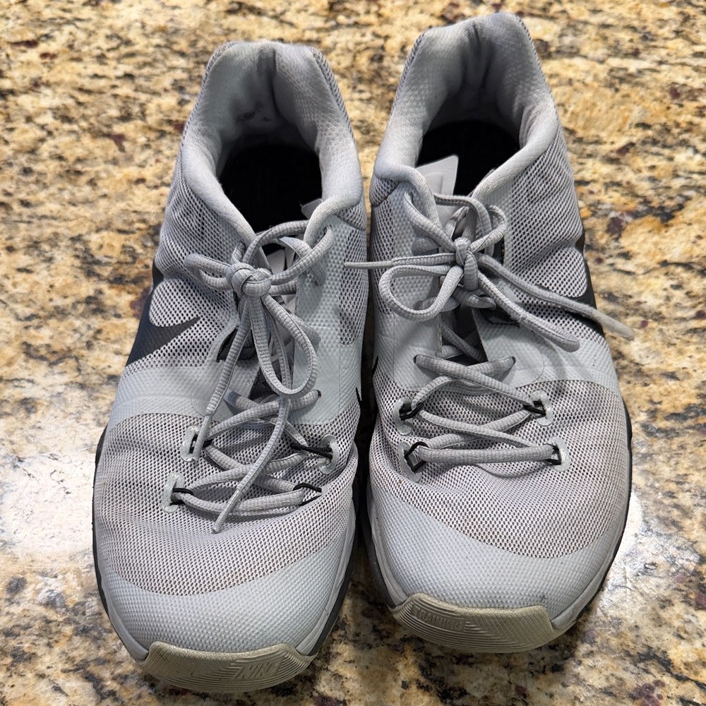 Nike Men's Gray Athletic Shoes